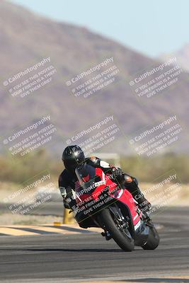 media/Oct-30-2025-Racers Edge (Thu) [[dabbdaf680]]/3-B Group/Session 2 (Turn 14)/